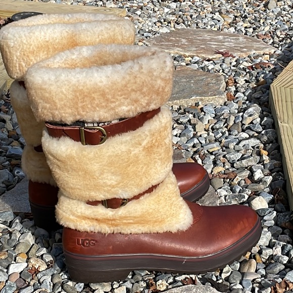 UGG Lilyan Boots - Picture 3 of 15